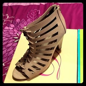 Simple heels color nude